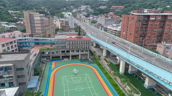 基隆改造空間有成校園彩虹步吸睛，台灣景觀大獎奪2獎項。圖／基隆市政府提供