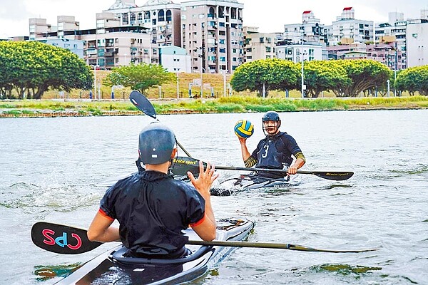 新北大都會公園北側的微風運河，為北台灣重要水上活動及競賽場地，圖為水上運動選手在微風運河練習。（新北市水利局提供／吳亮賢新北傳真）