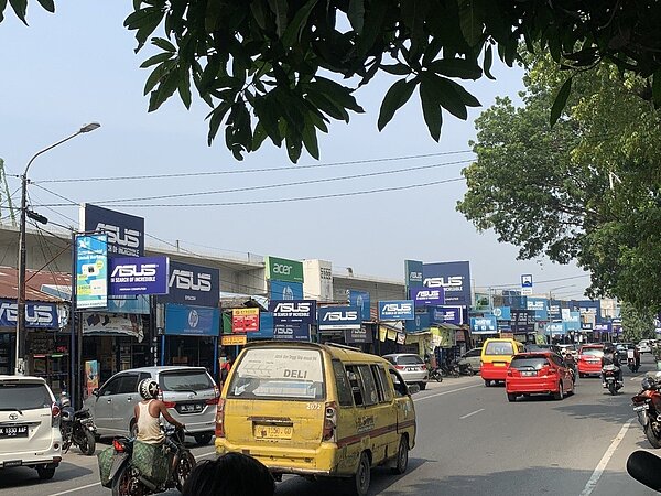 棉蘭ASUS一條街。圖/記者馬瑞璿攝