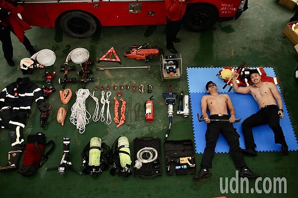 桃園消防第一大隊舉辦防範一氧化碳中毒宣導活動，現場擺出消防隊「開箱文」，2位消猛不畏低溫展示好身材。記者曾健祐／攝影