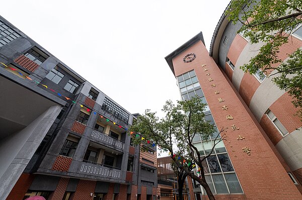 桃園升格後,投入1億7,055萬元經費,協助龍潭國小分兩階段更新校舍。桃園市政府提供