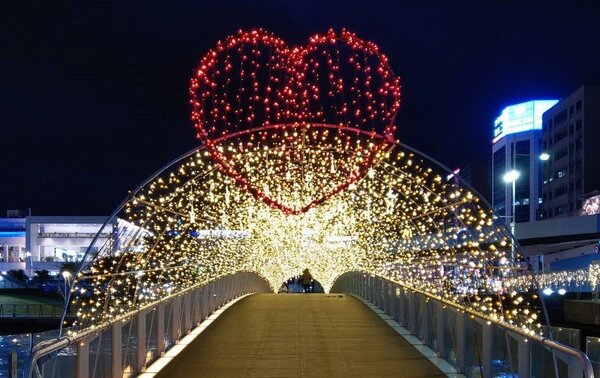 基隆耶誕點燈，海洋廣場閃亮亮許願橋成打卡熱點。圖／基隆市政府提供