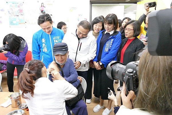 新北市長侯友宜關心民眾施打疫苗情形。圖/新北市衛生局提供