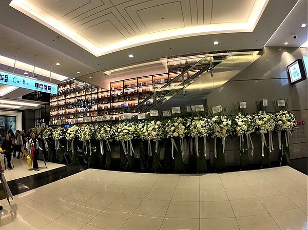蔦屋書店南港店的祝賀花籃,清一色都是白色,雖在日本是象徵喜事,但仍嚇壞不少網友。圖/截自臉書社團「我是南港人」