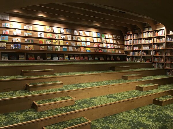 蔦屋書店首度在南港店規劃超過100坪的親子空間,設計「階梯式」的閱讀環境。圖/截自臉書粉絲專頁「Tsutaya Bookstore Taiwan」