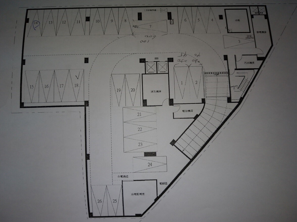 平面圖上14、15、25、26號車位都是公認的難停車位。圖／摘自PTT