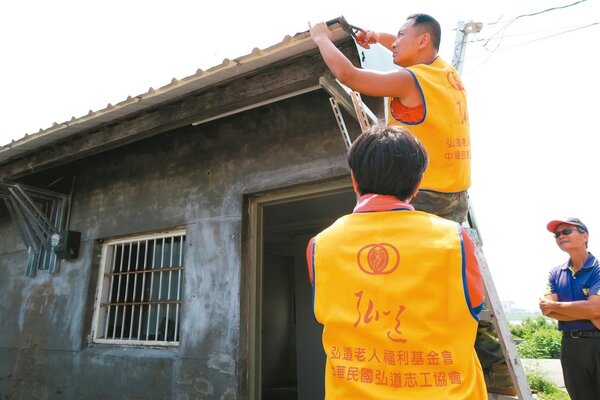 弘道幫助阿足嬤翻新屋頂，並架設新鋼梁。 圖／弘道基金會提供