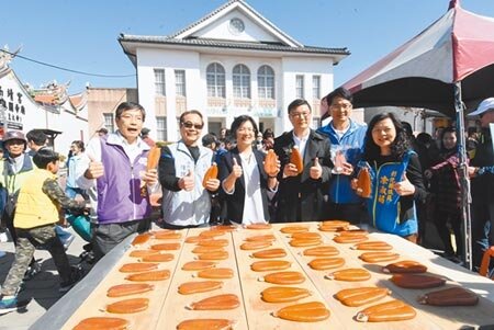 港邊烏魚樂時節推廣鹿港在地烏魚料理,彰化縣長王惠美(中)、區漁會總幹事陳諸讚(左二)、鎮長許志宏(右三)都豎起大拇指說讚。(謝瓊雲攝)