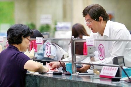 財政部公告修正《財政部所屬國營金融保險事業人員退休撫卹及資遣辦法 》,即日起台銀、土銀等國銀具公務人員身分員工,涉嫌貪瀆等不法案件,經判決確定,將依不同刑期扣除退休金,即使已退休也可追回,最重退休金全會被沒入。圖為民眾在台灣銀行總行櫃檯前辦理業務。(本報資料照片)