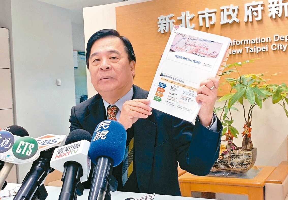 雙北交通局昨開會協商北捷電子票證爭議,會後新北市交通局長鍾鳴時出示北市提供的十一頁資料,表達雙方初步共識維持敬老卡、愛心卡、兒童卡優惠。 記者張曼蘋/攝影