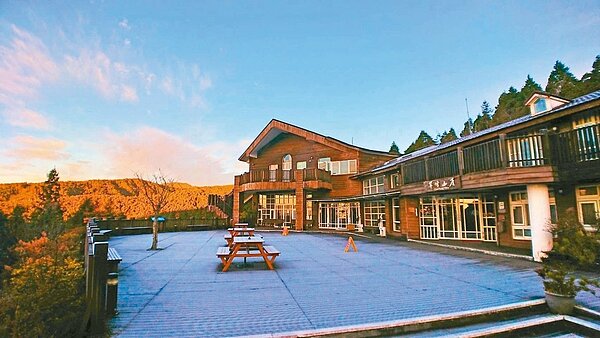 太平山國家森林遊樂區的翠峰山屋前廣場昨天清晨結霜,彷彿撒上一層「糖粉」般,浪漫美麗。 圖/羅東林管處提供