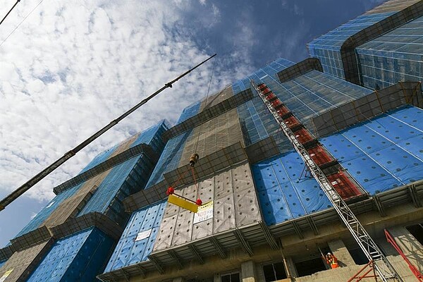 蘆竹二號社會住宅9日上梁,預計於明年5月完工、10月入住。(蔡依珍攝)