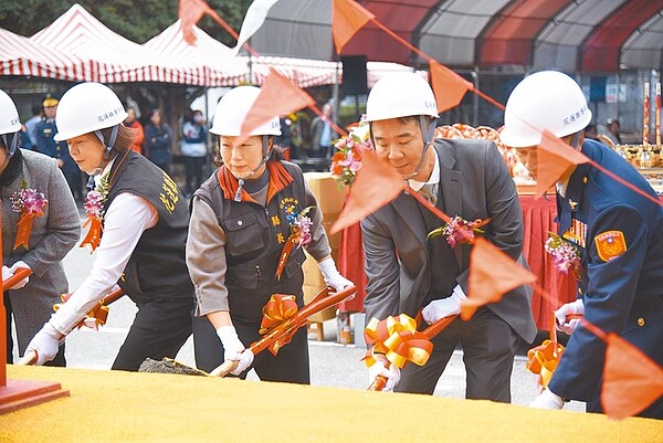 花蓮縣警局兩棟大樓工程在縣長徐榛蔚與局長林樹徽等人動土典禮下正式展開，預計2021年10月完工。（王昱凱攝）