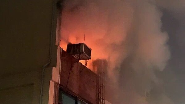高雄市新興區民主橫路上一棟大樓3樓起火燃燒,住在屋內的一對何姓夫妻及兒子見狀起火趕緊逃離,幸好消防員即時到場將火勢撲滅,無人員傷亡。記者邱奕能/翻攝