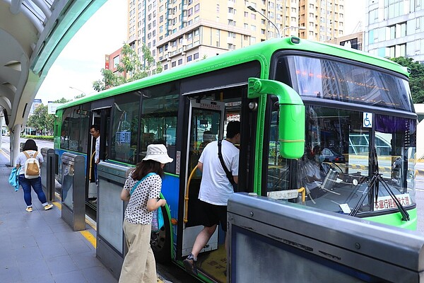 藍綠議員質疑台中市公車優惠無差別補助,預算年年增加。市長盧秀燕表示,目前市庫還能支持,未來吃不消會檢討。 圖/台中市新聞局提供