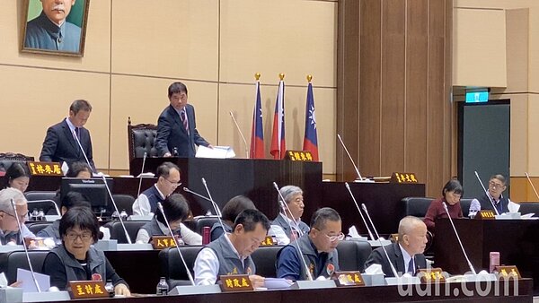 苗栗縣議會今審109年度苗栗縣總預算2、 3讀,針對有爭議的13項預算,經逐條表決後,仍少數不敵多數,109年度苗栗縣總預算案照案通過,議長鍾東錦敲下三讀通過議事槌。記者劉星君/攝影