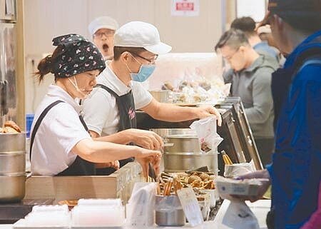 實質薪資成長不易，上班族農曆年前蠢蠢欲動，期望跳槽謀高薪。圖為餐飲業的年輕服務人員。（本報資料照片） 