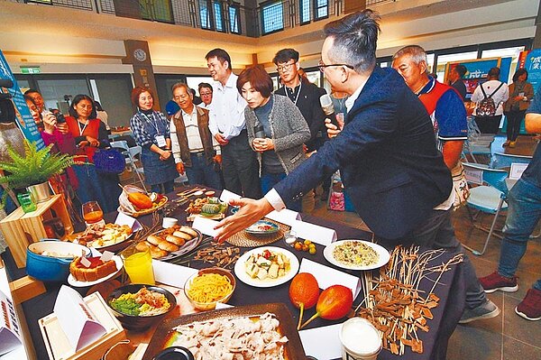 台東縣政府一站式產業輔導辦公室10日舉行成果展,縣長饒慶鈴宣布將釋出1萬坪工業用地,協助台東產業升級。圖/莊哲權攝