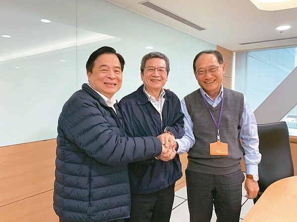 北捷董事長李文宗(中)昨在北市交通局長陳學台(右)的陪同下,到新北市府向新北交通局長鍾鳴時(左)表達歉意。 圖/新北交通局提供