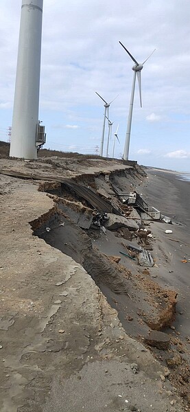 桃園市蘆竹區濱海2座台電陸域風力發電機面臨海岸侵蝕，出現地基崩陷危險，台電派員搶修護岸施工，避免風機崩塌危險。圖／讀者提供