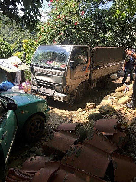 新北環境稽查重案組與桃園地檢署、環保署北區督察大隊及保七總隊聯手,進行跨區查緝,將業者作為犯罪工具使用的貨車扣押。圖/新北市政府提供