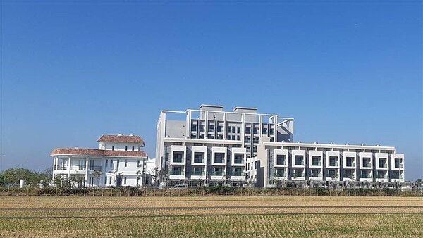 斗六一處別墅設計外觀出現一整排數字9,讓網友直呼長長久久好吉祥。圖/臉書社團《路上觀察學院》