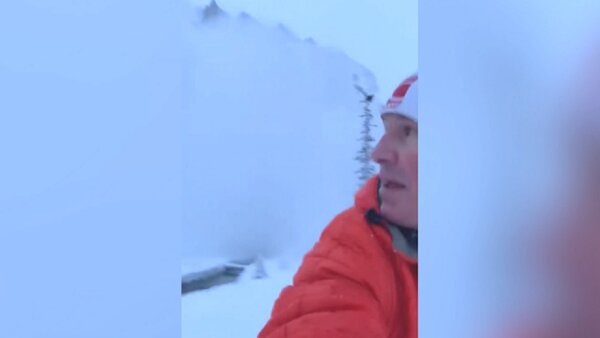 加拿大亞伯達省男子霍華6日帶家人到露易絲湖度假，還到湖畔小徑慢跑時，卻意外遭逢雪崩。雖然他自陳蠻緊張的，但反應明顯仍相當淡定，還用手機自拍、全程記錄。畫面翻攝：CTV News Calgary