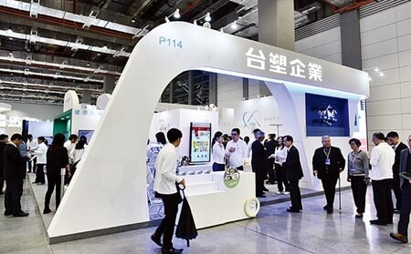 面對貿易戰未歇,中華信評昨(11)日舉行「2020台灣信用展望」發佈會,會中發表報告指出,在全球貿易保護主義之下,未來一年台灣的經濟成長恐將喪失部分韌性。中華信評更指出,有5.2%的受評企業在11月被調整為「負向」,信用強度恐微幅轉弱,台塑四寶、和碩都名列其中。圖為台塑企業參展攤位。(本報資料照片)