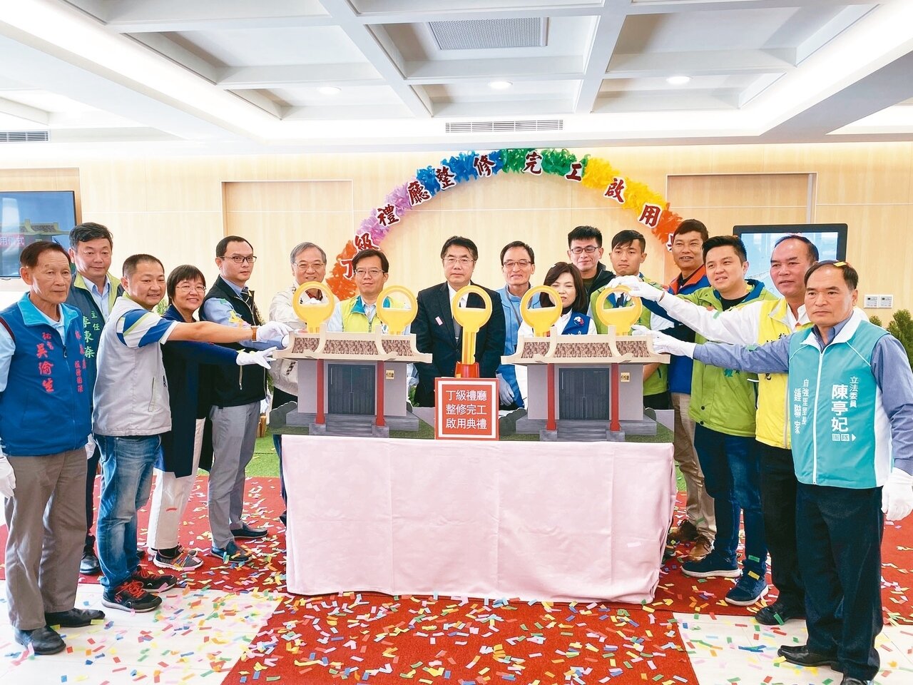 台南市立殯儀館丁級禮廳整修完工,台南市長黃偉哲(中)出席啟用儀式。 圖/記者鄭維真攝影