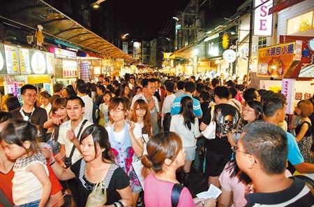 台中市今年暑假舉辦首屆台中購物節，結合2萬多家量販、百貨等業者，人潮回流創造經濟效益！（陳世宗攝） 