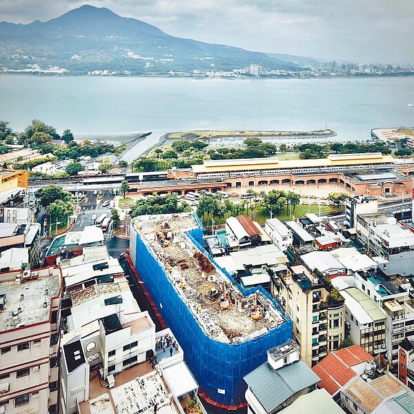 淡水東來大廈過去推動都更不順,侯友宜上任已展開拆除並進行都更。圖/新北市都更處提供