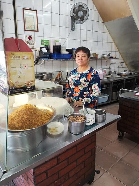 照片中的媽媽如今仍舊站守崗位,提供饕客們熟悉的味道。圖/黃明峰提供