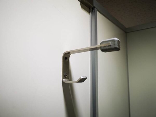 日本廁所門上為何是雙層勾大有學問。圖 /翻攝自推特/@h_nagayama