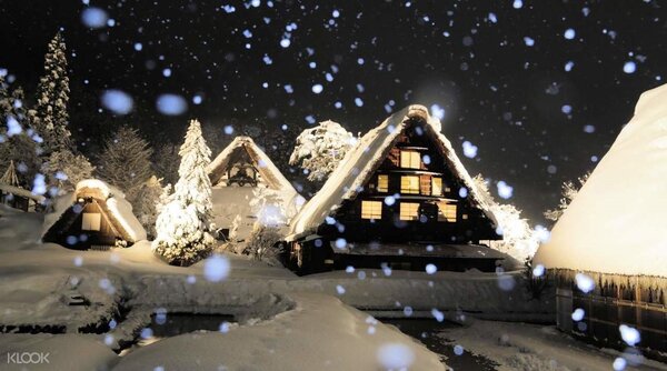 冬天的日本名古屋五箇山，有一年一度的合掌村點燈活動。圖／KLOOK提供