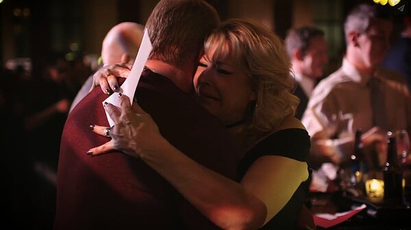 美國馬里蘭州一間房地產公司,日前在年終佳節晚會上給員工一個大驚喜。老闆當場宣布發出總額1千萬美元的大紅包,全公司人人有獎,不少員工在看到自己所拿到金額的當下瞬間飆淚。vimeo/St. John Properties