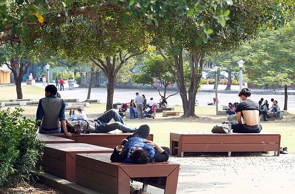 午後冬陽灑落,伴隨陣陣微風吹送,讓人不禁放慢腳步,坐在公園裡靜靜享受這份難得的舒適與愜意。本報資料照片