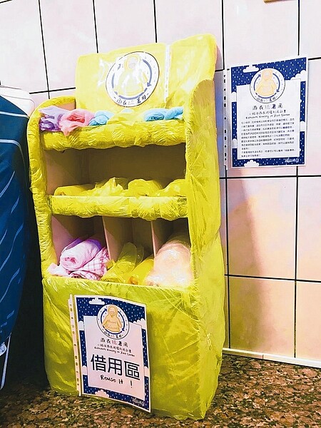 屏東小琉球民間發起「雨衣琉著用」行動,將狀況好的雨衣收回清洗曬乾後,放置民宿、店家供遊客免費取用。 圖/海湧工作室提供