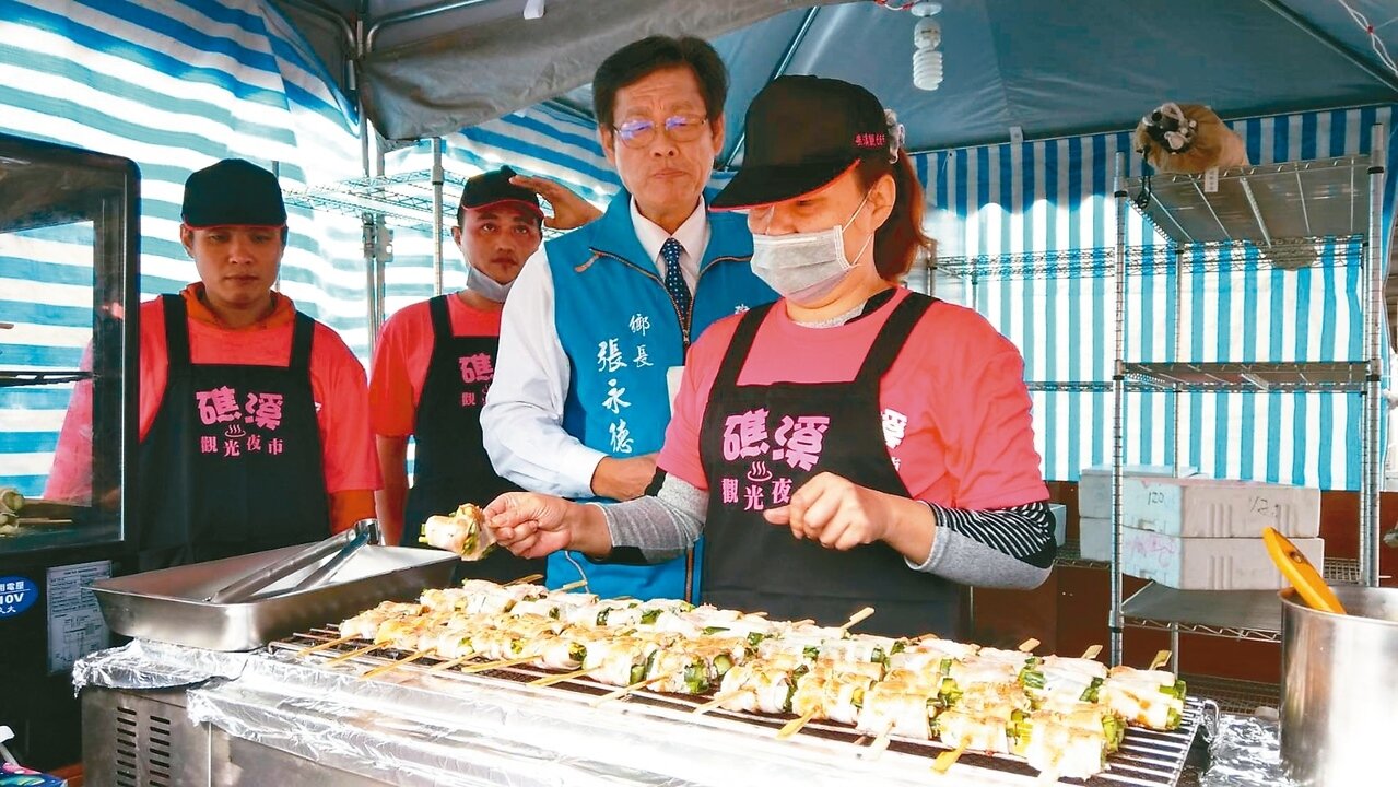 地方期待了30年,礁溪鄉第一個觀光夜市終於要開張了,首日有千人摸彩抽大獎。 圖/記者戴永華攝影