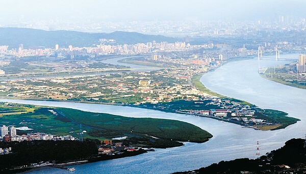 基隆併北市構想。圖為鳥瞰社子島,右支為淡水河,左支為基隆河。 圖/聯合報系資料照片