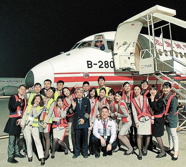 遠航FE-128班機在12日晚間10時30分返抵桃園國際機場,成為遠航最後一個航班。地勤人員與執飛機組員特別在飛機前拍大合照留念。(遠航機組人員提供)