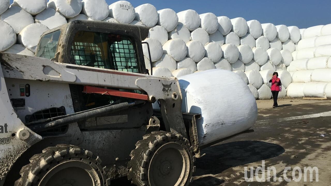 雲林縣斗六虎溪臨時垃圾轉運站堆置垃圾近2萬噸，產生惡臭讓居民苦不堪言，一度封路不讓垃圾車進出，上月獲環保署補助經費進行7千噸垃圾打包，雲林縣副縣長謝淑亞表示，希望12月底之前可以全部打包完成。記者陳雅玲／攝影