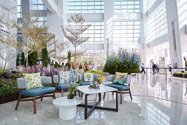 台北101辦公大樓一樓推出「島嶼花園」花藝裝置藝術。圖/台北101提供