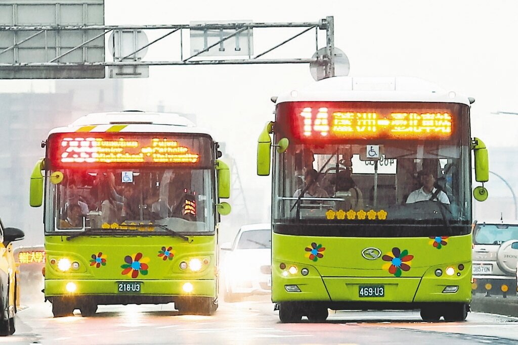 不少台灣人搭公車會習慣,車還沒停靠前就移動到車門口,這在日本人眼裡犯了大忌。圖為情境示意圖。圖/聯合報系資料照