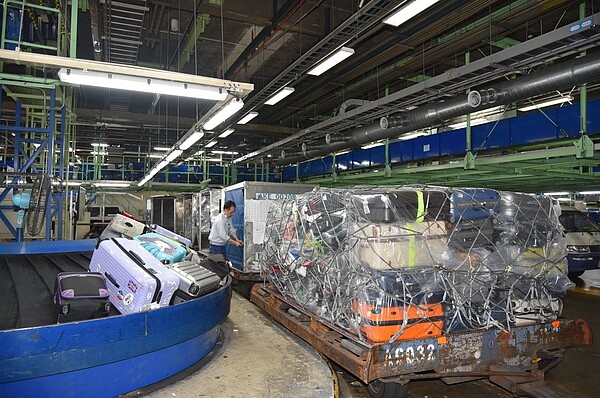 桃園機場公司改善第一航廈地下行李處理場地勤人員工作環境,成功突破高度空間限制,全新建置了行李自動分揀系統(BHS)。 圖/桃園機場公司提供