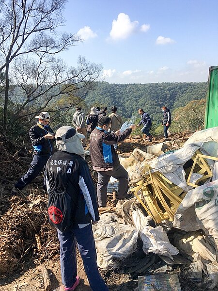 保安警察第七總隊第三大隊在林口山區攻堅。記者蔡翼謙／翻攝