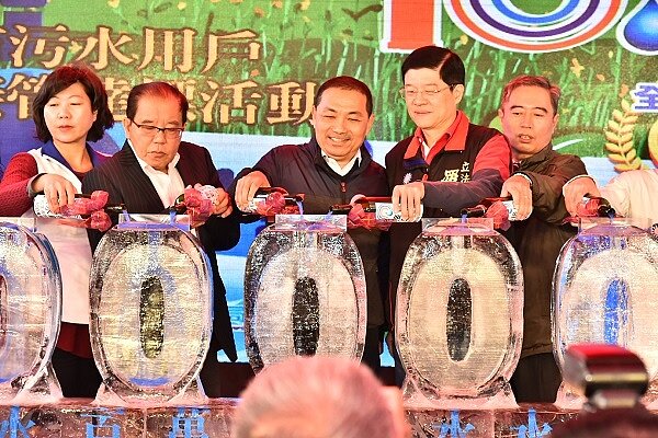 新北市長侯友宜(中)參加百萬污水接管儀式活動。圖/新北市政府提供