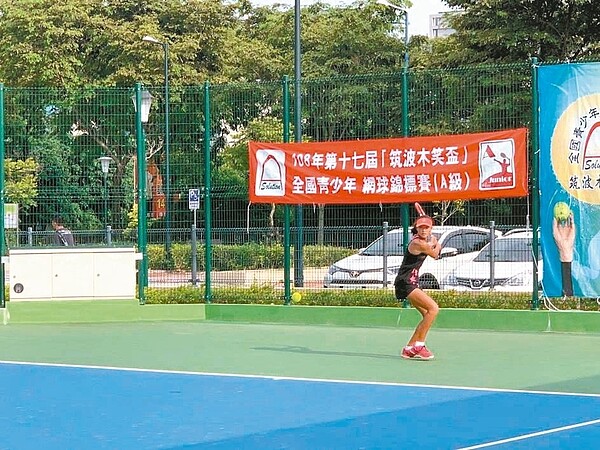議員批評台中網球中心只做一半難吸引國際賽事,市長盧秀燕說,將評估使用績效,朝多功能使用規畫。 圖/中市新聞局提供