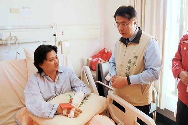 台南市長黃偉哲探慰受傷勇消搶救暗夜惡火,籲正視社會潛藏危險問題。圖/台南市府提供