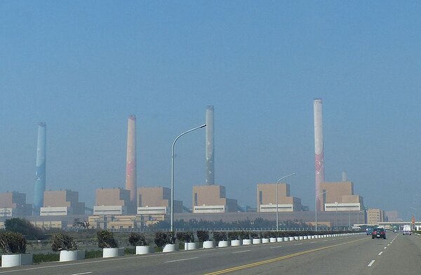 台中市政府依台中火力發電廠今年生煤用量已超過1,104萬噸,違反台中生煤管制自治條例,日前對台電開出300萬元罰單,今天再依中火仍繼續使用生煤,再罰600萬元。 報系資料照