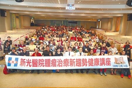 新光醫院引進第四代達文西機械手臂手術系統,昨日與中國時報合力舉辦講座,吸引許多民眾前來參與。圖/杜宜諳攝